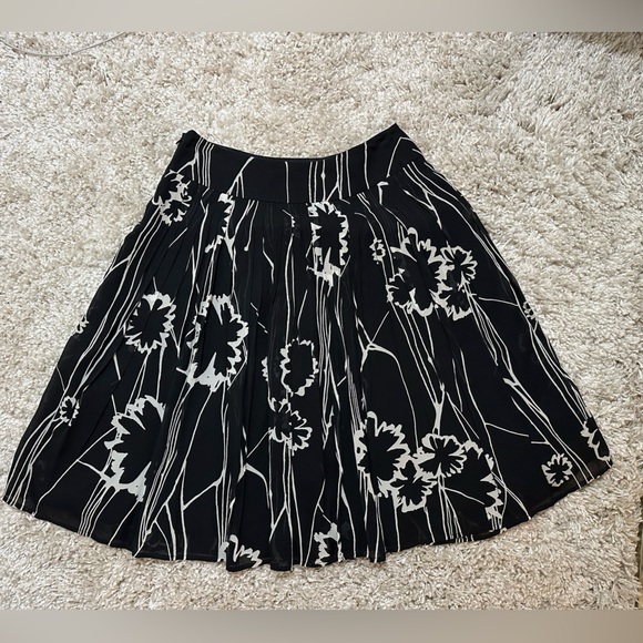 St. John Collection Knee Length Silk Skirt - Picture 1 of 6